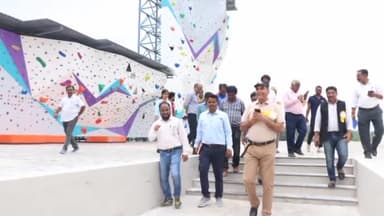 सोहागपुर: ग्राम पंचायत विचारपुर में कमिश्नर ने एशिया की सबसे बड़ी स्पोर्ट्स क्लाइंबिंग वॉल का किया निरीक्षण