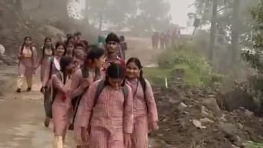 मोरनी: लैंड स्लाइडिंग के कारण बस सर्विस ना चलने से स्कूली बच्चों को पैदल ही करना पड़ रहा सफर, बारिश के कारण रास्ते भी खराब