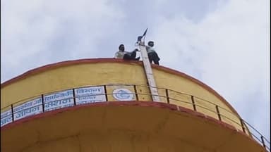 सरदारशहर: पानी की समस्या का स्थाई समाधान की मांग को लेकर ग्रामीण चढ़े काकलासर गांव की पानी की टंकी पर, मौके पर पहुंची भालेरी पुलिस