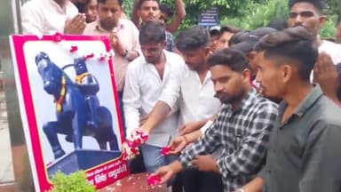 रामपुर: अंबेडकर पार्क में सर्व समाज द्वारा राजा श्री मर्दन सिंह यदुवंशी 275 वी जयंती पर पुष्प अर्पित कर श्रद्धांजलि दी गई