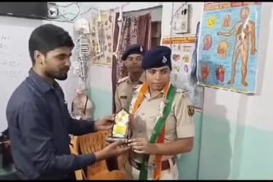 रफीगंज: शहर के राजा बगीचा में सफल विद्यार्थियों को रफीगंज पुलिस द्वारा किया गया पुरस्कृत