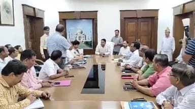 आगरा: फतेहाबाद रोड स्थित सर्किट हाउस में यूपी सरकार में ऊर्जा राज्यमंत्री सोमेंद्र तोमर ने अधिकारियों के साथ की बैठक