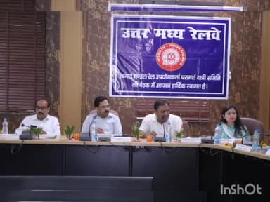 आगरा: नॉवी मंडल रेल उपयोगकर्ता व परामर्शदात्री समिति की तृतीय बैठक मंडल रेल प्रबंधक तेज प्रकाश अग्रवाल की अध्यक्षता में हुई।