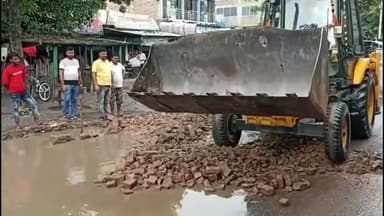 गोपालगंज: महम्मदपुर चौक पर जर्जर हुए सड़क को जिला परिषद प्रतिनिधि ने कराया जेसीबी से मरम्मत, लोगों को आने जाने में मिलेगी राहत।