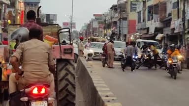 प्रयागराज: सुलेमान सराय में पीछे से आ रही कार ने दो बाइक को मारी टक्कर, ट्रैफिक पुलिस की मदद से मामला हुआ शांत