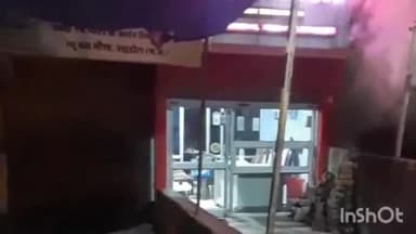 सोहागपुर: न्यू बस स्टैंड स्थित पान की दुकान में बुधवार की देर रात लगी आग पुलिस मौके पर मौजूद लाखों का सामान जलकर खाक