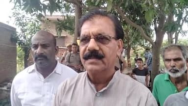 मड़ियाहू: गोसाईपुर में युवक की हुई हत्या के मामले में पीड़ित परिवार से मिलने के लिए पहुंचे समाजवादी पार्टी के जिलाध्यक्ष