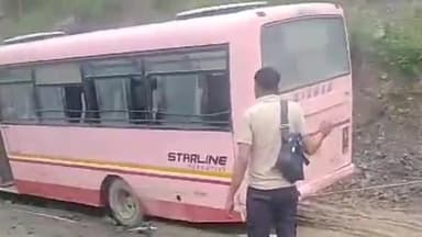 मोरनी: मोरनी के थाने गांव के नजदीक सड़क धंसने से फसी हरियाणा रोडवेज की बस, जेसीबी की मदद से निकाला गया