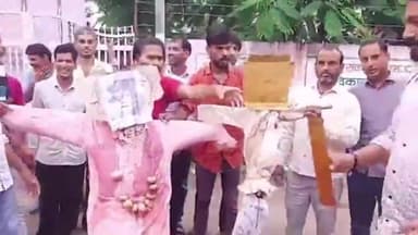उज्जैन ग्रामीण: तराना क्षेत्र में प्याज पर टैक्स लगाए जाने के विरोध के किसानों ने कृषि मंत्री नरेंद्र सिंह तोमर का पुतला जलाया