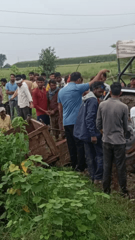 सिलवानी: #supar khabre 
चुनेटिया गांव जाने वाले रोड पर‌ अनियंत्रित होकर पलट गई ट्रैक्टर ट्राली