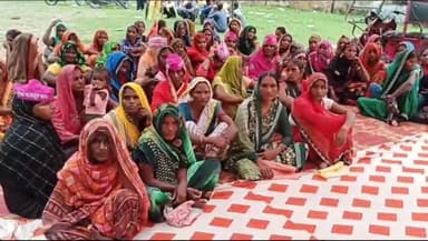 बहराइच: कलेक्ट्रेट स्थित धरना स्थल पर मनरेगा मजदूर संघ के पदाधिकारियों ने 15 सूत्रीय मांगों को लेकर किया धरना प्रदर्शन