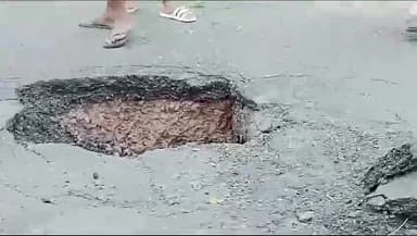 बदायूँ #सहसवान मार्ग पर ज्वालापुर के पास बीच सड़क पर हुआ गड्ढा सड़क दुर्घटनाओं को दे रहा दावत रंकज शाक्य ने सुरक्षा क