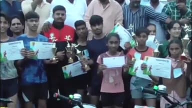 नागदा: नागदा में सद्भावना मैराथन दौड़ में विजेता और उपविजेता  प्रतिभागियों को पुरस्कार किए गए प्रदान