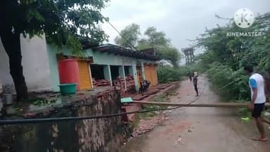 बसेड़ी: नयापुरा मोड़ पर मंगलवार रात गिरा हाईटेंशन लाइन का खंभा अब तक नहीं हटाया, विद्युत आपूर्ति बाधित होने से लोग परेशान