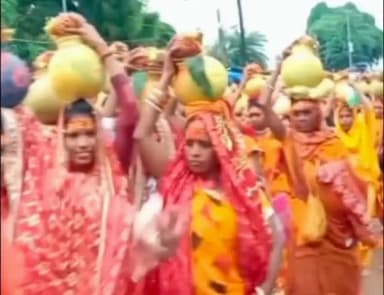 राजगीर: गढ़ महादेव मंदिर से पूरे परंपरागत तरीके से गुरुवार को कलश शोभा यात्रा निकाली गई, काफी संख्या में श्रद्धालु हुए शामिल