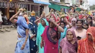 सुसनेर: सुसनेर के गंधर्व समाज ने मनकामनेश्वर मन्दिर से चल समारोह व कलश यात्रा निकालकर नाथ जी कुटिया पर किया सप्ताहजी का आयोजन