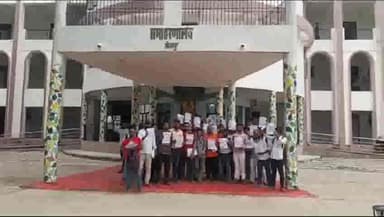 आरा: बीपीएसी शिक्षक भर्ती परीक्षा में बायोमेट्रिक एटेंडेंस को ले कर समाहरणालय में छात्रों ने किया हंगामा,लापरवाही का आरोप