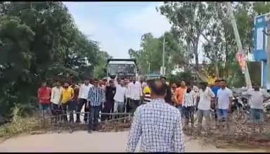 तालेड़ा: बिजली की समस्या को लेकर लाडपुरा व खलूंदा के ग्रामीणों ने तालेड़ा व केशोरायपाटन मार्ग पर लगाया जाम