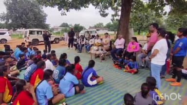 सोहागपुर: कमिश्नर ने विचारपुर गांव में चौपाल लगाकर फुटबॉल खिलाड़ियों से की चर्चा