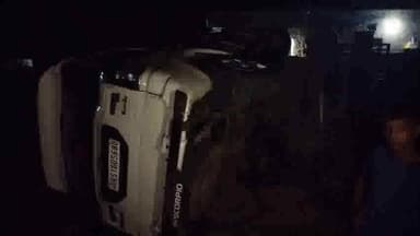 उकलाना: किनाला गांव के बस स्टैंड पर बने घर में अनियंत्रित होकर घुसी स्कॉर्पियो