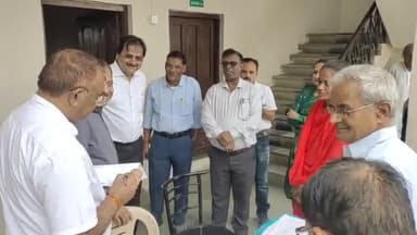 मंदसौर: मंदसौर प्रतापगढ़ रोड स्थित अंजुमन स्कूल में संभाग आयुक्त उज्जैन द्वारा मतदान केदो का किया गया निरीक्षण