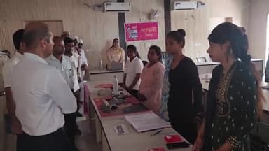 गंगानगर: पंचायत समिति सभागार में फ्री मोबाइल वितरण प्रक्रिया की धीमी गति पर ज़िला कलेक्टर ने जताई नाराज़गी