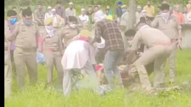 रामपुर: ग्राम रामपुरा बुज़ुर्ग में दो महीने पहले दफन हुई विवाहिता की लाश को मैजिस्ट्रेट के आदेश पर कब्र खोदकर निकाला गया