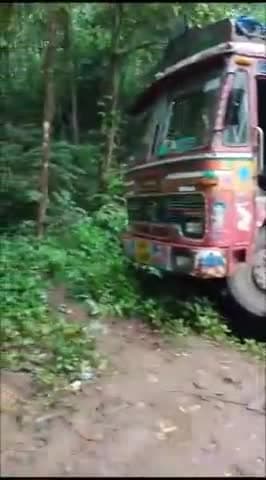 दरभा: दरभा घाटी के एस मोड़ पर अनियंत्रित होकर पुल पर चढ़ी ट्रक, बड़ी दुर्घटना होने से टली