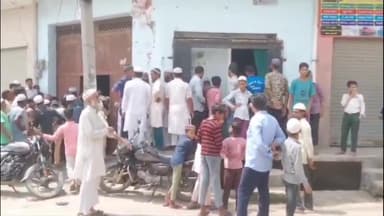 कैराना: आर्यपुरी में बच्चे की मौत पर परिजनों ने डॉक्टर पर लगाया लापरवाही का आरोप, परिजनों ने किया हंगामा प्रदर्शन