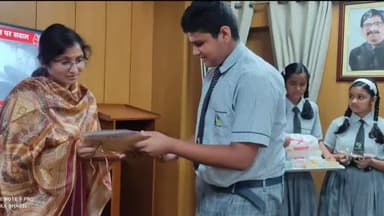 हज़ारीबाग: समाहरणालय सभागार में स्कूली छात्रों ने उपायुक्त को बांधी राखी