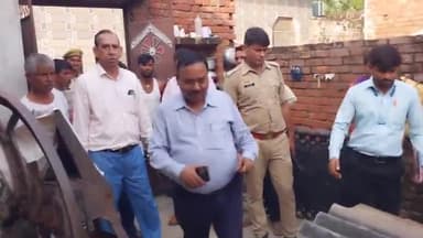 जलेसर: मकान का छज्जा गिरने से नगला बंधा में एक शख्स की हुई मौत, एसडीएम ने किया घटनास्थल का दौरा