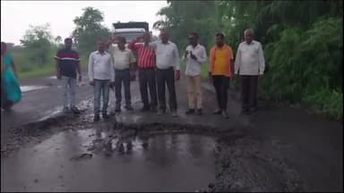मांडू: नया मोड़ गिद्दी मार्ग की जर्जर सड़क से आक्रोशित ग्रामीणों ने बड़काचुम्बा सड़क पर धान रोप कर किया आक्रोश व्यक्त