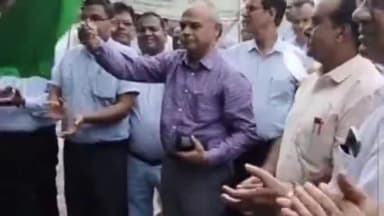 प्रयागराज: मुख्य चिकित्सा अधिकारी कार्यालय से नेत्रदान पखवाड़े की हुई शुरुआत, CMO ने हरी झंडी दिखाकर किया शुभारंभ