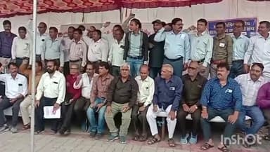 रतलाम नगर: कलेक्टरकार्यालय में अधिकारी कर्मचारी संयुक्त मोर्चा के बैनर तले मांगो पर तृतीय व चतुर्थ श्रेणी कर्मचारियों ने की हड़ताल