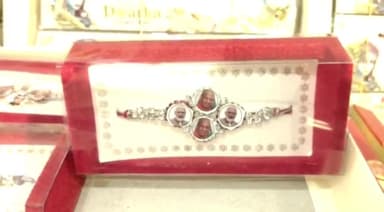 प्रयागराज: रक्षाबंधन का पर्व नजदीक आते ही चौक बाजार में सजी दुकानें,PM मोदी तथा CM योगी की तस्वीर लगी राखियों की बढ़ी डिमांड