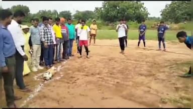 बगोदर: अडवारा के जमुआरी मे मुखिया ने फिता काट कर फुटबॉल टूर्नामेंट का किया शुभारंभ