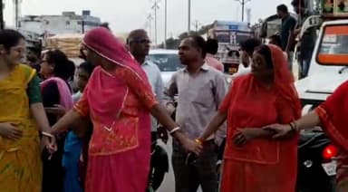 मंदसौर: सिद्धिविनायक कॉलोनी में 2 मोबाइल टावर हटाने के विरोध में महू नीमच हाइवे पर क्षेत्र वासियों ने किया चक्का जाम