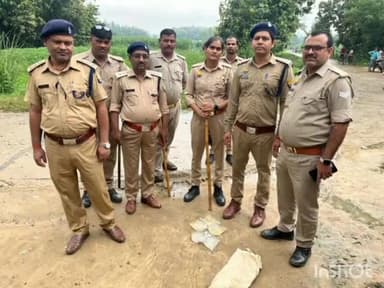 मनकापुर: आबकारी विभाग द्वारा दलिपपुरवा, महुआडीह में दबिस देकर भारी मात्रा में अवैध कच्ची शराब व लहन किया नष्ट