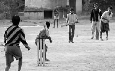 बचपन की कुछ रोमांटिक लम्हे ,जो ताजी हो जाती है!
    जाने कहाँ गए वो दिन...............??