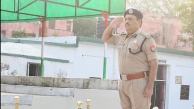 रामपुर: रिजर्व पुलिस लाइन में परेड का आयोजन किया गया जिसमें  पुलिस अधीक्षक, द्वारा परेड की सलामी ली गयी