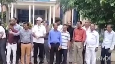 गुना नगर: संयुक्त भवन कलेक्ट कार्यालय में पदस्थ कर्मचारियों ने कई मांगों को लेकर की एक दिवसीय हड़ताल, कलेक्टर को दिया विज्ञापन