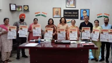 ਪਟਿਆਲਾ: ਸਿਵਲ ਸਰਜਨ ਵੱਲੋ ਅੱਖ ਦਾਨ ਕਰਨ ਨੂੰ ਲੈਕੇ ਜਾਗਰੂਕਤਾ ਪੈਦਾ ਕਰਨ ਲਈ ਆਪਣੇ ਦਫਤਰ 'ਚ ਹੋਰ ਅਧਿਕਾਰੀਆਂ ਨਾਲ ਮਿਲਕੇ ਕੀਤਾ ਪੋਸਟਰ ਜਾਰੀ