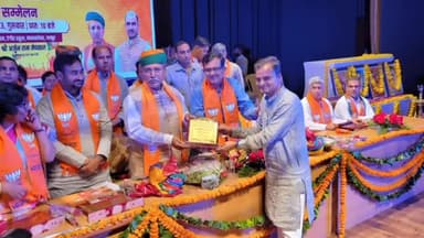 जहाज़पुर: प्रधानमंत्री सुकन्या समृद्धि योजना में उत्कृष्ठ कार्य करने पर जहाजपुर की पीपलूंद पंचायत के सरपंच खटीक को किया सम्मानित।