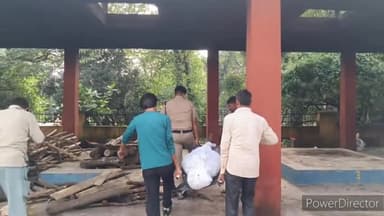 देहरादून: नेहरू कॉलोनी पुलिस ने सड़क दुर्घटना में मृतक भीख मांगने वाले व्यक्ति का किया लखिबाग में दाह संस्कार