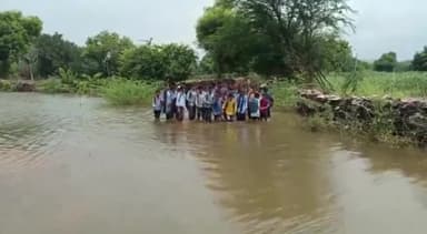 सरमथुरा: बीझौली गांव में जान जोखिम में डाल पढ़ने को मजबूर नौनिहाल, ग्रामीणों ने प्रशासन से लगाई गुहार