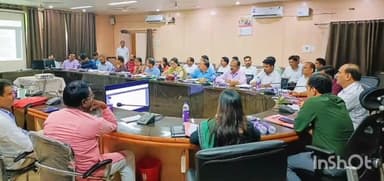 टीकमगढ़: कलेक्ट्रेट टीकमगढ़ में रोल प्रेक्षक ने राजनीतिक दलों के प्रतिनिधियों के साथ बैठक की आयोजित