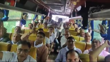 अलवर: जिला अस्पताल से सामूहिक अवकाश को लेकर नर्सिंग कर्मी बसों से जयपुर में महारैली में शामिल होने के लिए हुए रवाना