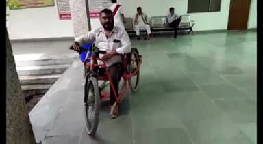 पैलानी: पैलानी कस्बा निवासी दिव्यांग 15 दिनों से लगा रहा तहसील के चक्कर, नहीं बन रहा आय प्रमाण पत्र