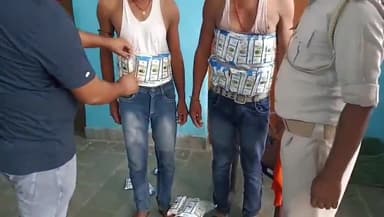 गोपालगंज: बथनाकुट्टी के पास उत्पाद विभाग की टीम ने वाहन जांच के दौरान दो शराब तस्करों के पास से 56 पीस शराब की बरामद