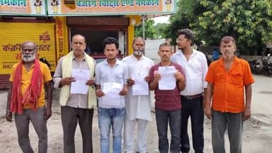 रायबरेली: श्री भवानी पेपर मिल के पास स्थित दुकानदारों को नगर पालिका द्वारा दुकानों को हटाने का नोटिस मिलने के बाद किया विरोध